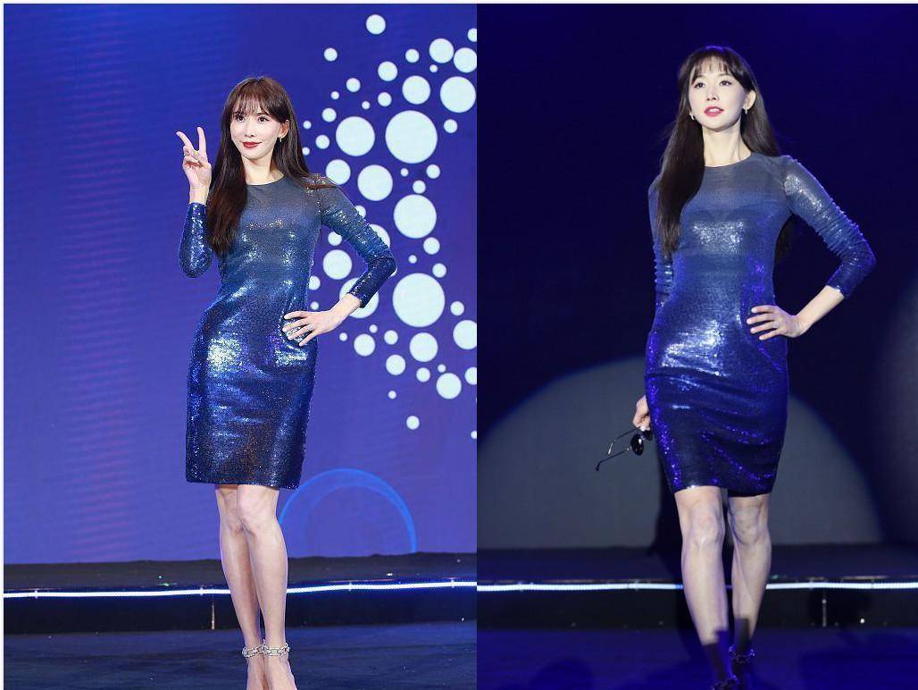 林志玲好像被冻住了年龄,穿蓝色也很可爱,对着镜头甜美做动作_礼服
