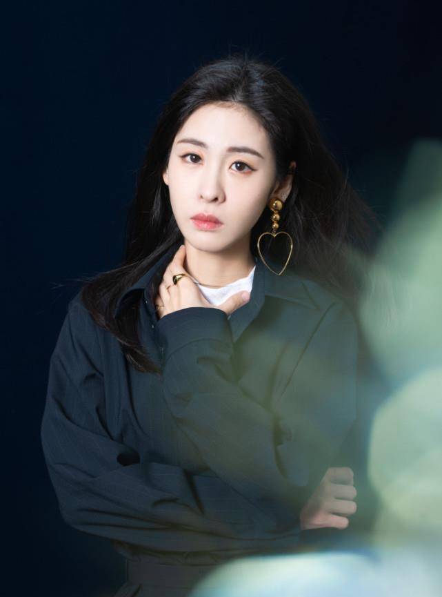 传张碧晨受未婚产女影响,三档电视节目被砍疑被封,她维权否认_网友