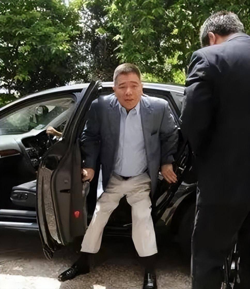 50岁黎姿坐轮椅出行惹关注,半月板及韧带撕裂,自曝因运动导致_马廷