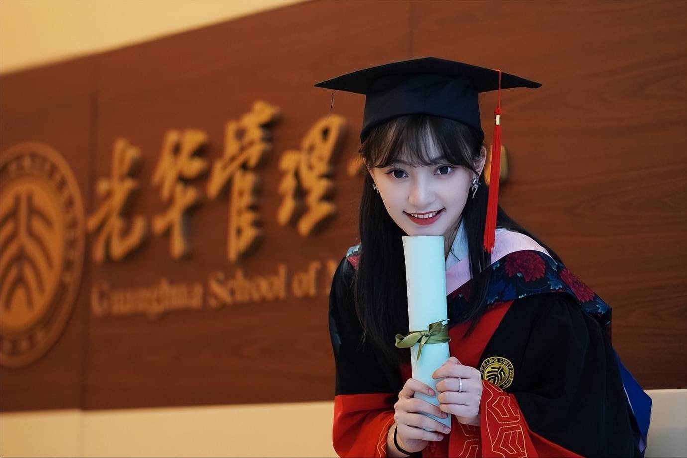 北大学姐的小心机,晒学历却遮住"工作单位",网友说出背后隐情