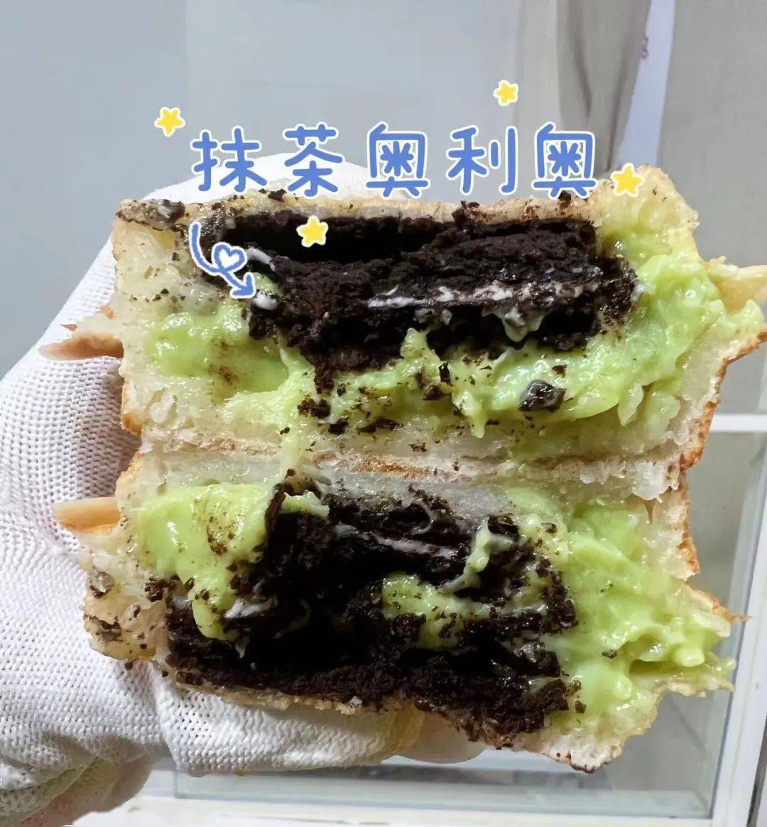 盛记的车轮饼目前有26款,小盛介绍:"红豆馅的,抹茶馅的,奶油奥利奥馅