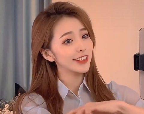 刘思瑶人气下滑,特模仿刀小刀"甩头发",看到效果后男粉不买账