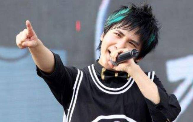 大张伟本名张伟,好好的名字不用,为何选择了"大张伟"这个称呼_花儿