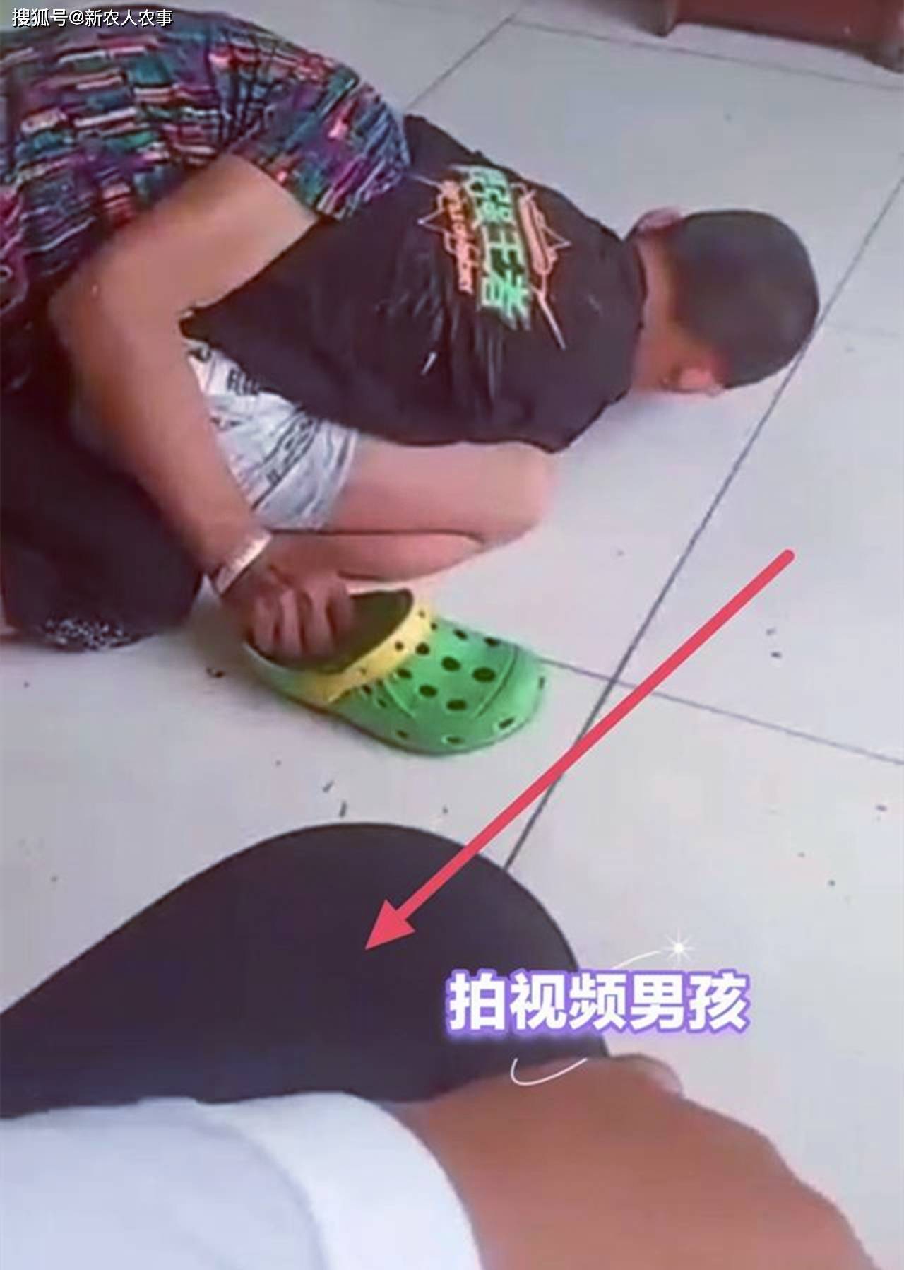 10岁男孩疑似将奶奶活活勒死,一群大孩子围观拍视频