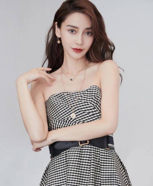 轮廓还有锁骨线条很清晰地展示出来,能够看到杨颖的肩颈线条非常美,她