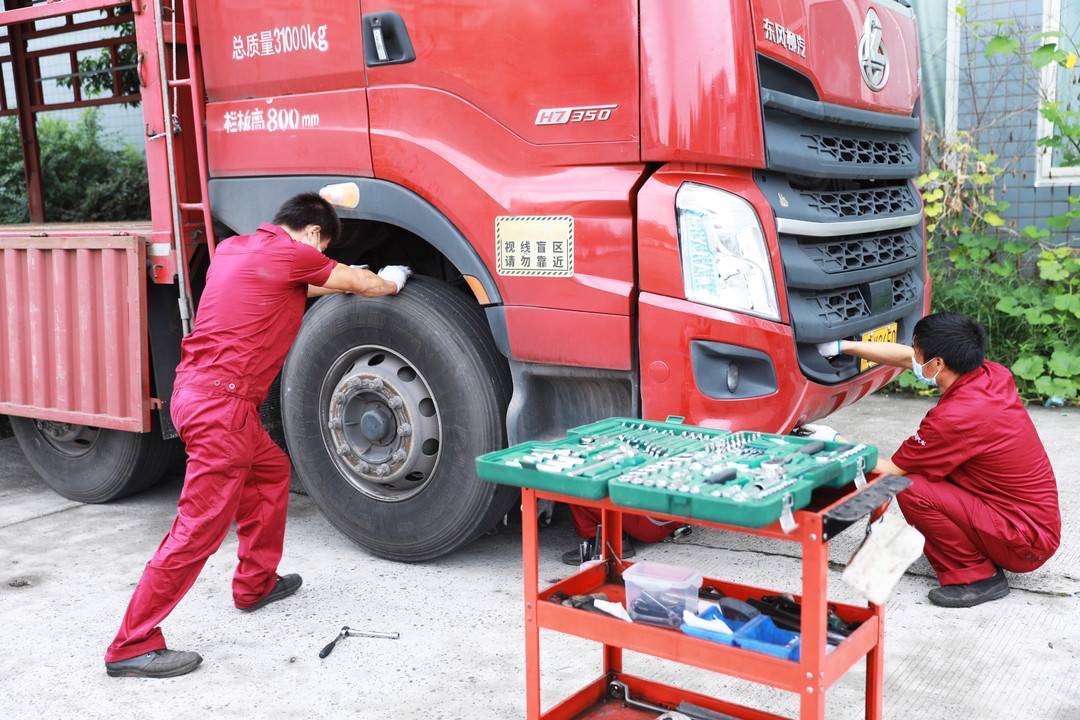 在金安汽车修理有限公司检修点,司机蒲理刚要为四川龙人药业有限公司