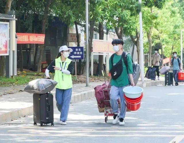 开学季东莞高校迎新_东莞理工学院宿舍_东莞理工学院新生报到