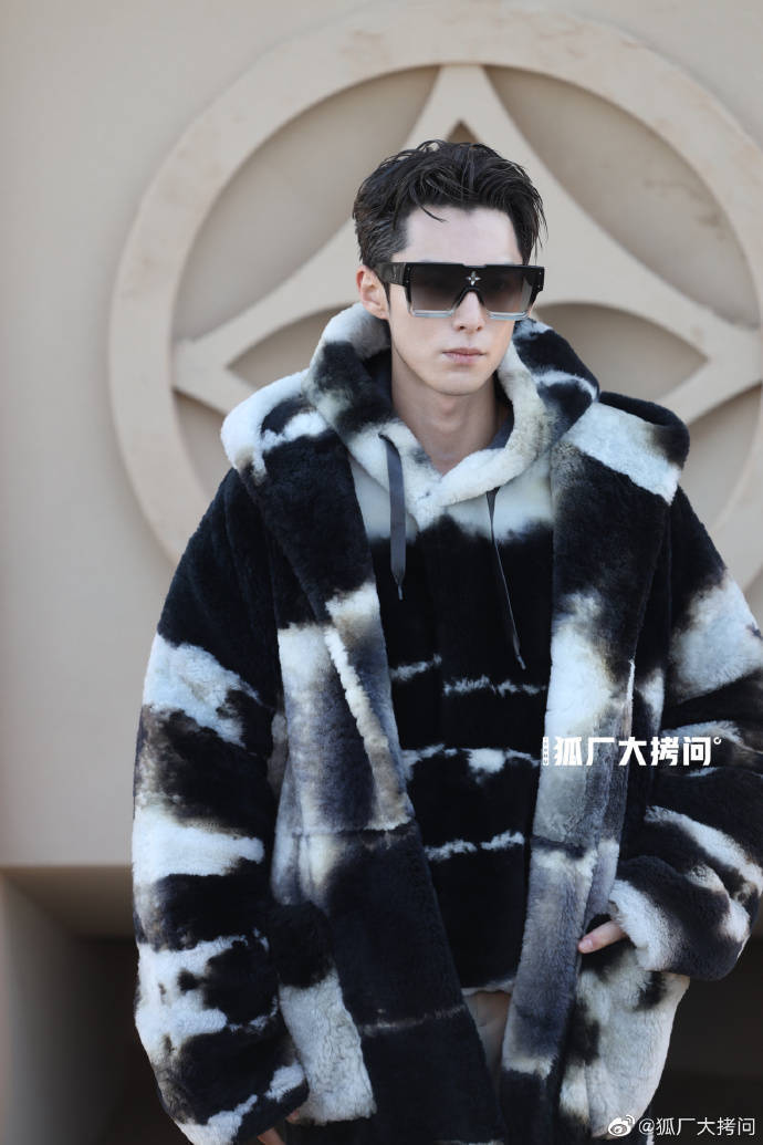 王鹤棣看秀穿貂皮大衣,远看犹如霸总出街,近照热得龇牙咧嘴_造型_明星