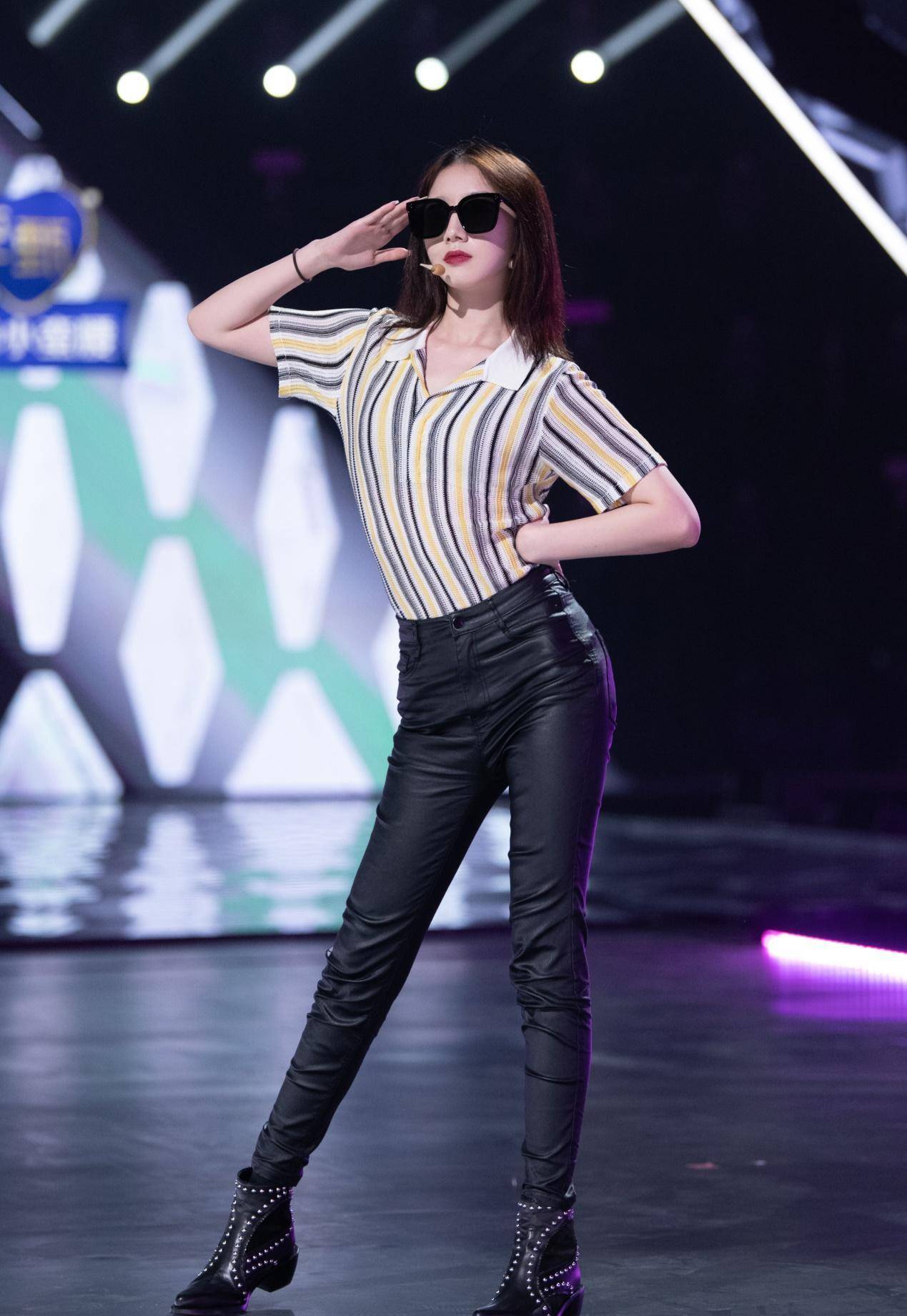 164cm孟美岐皮裤造型,穿出180cm气场,时髦范十足_黑色_线条_时尚