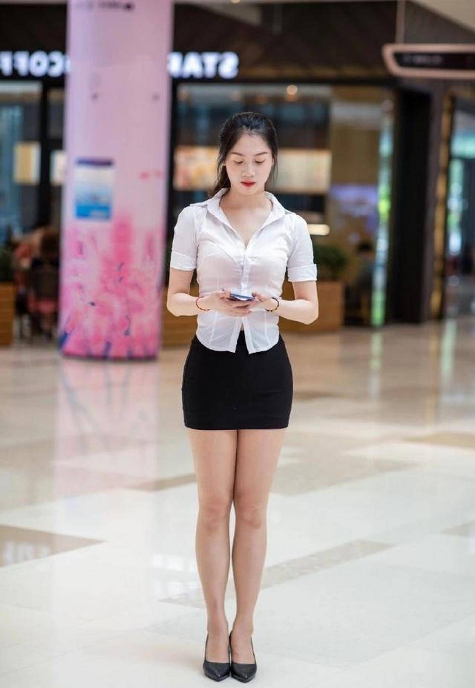 路人街拍,美女看起来很有时髦淑女范,气质很独特_牛仔裤_时尚_女生