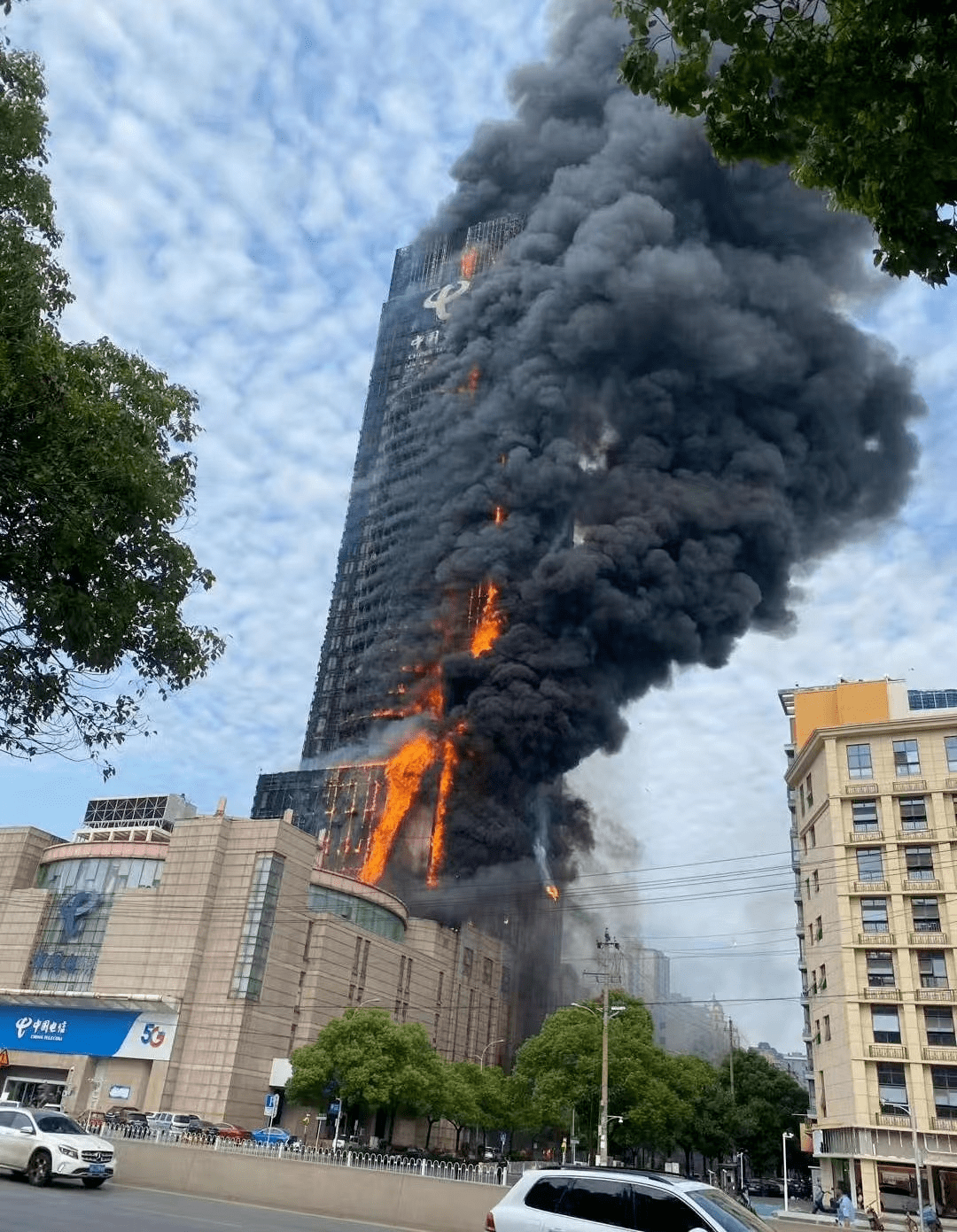 218米高的大楼起火!高层建筑失火如何保命?_扑救_火灾_中国电信