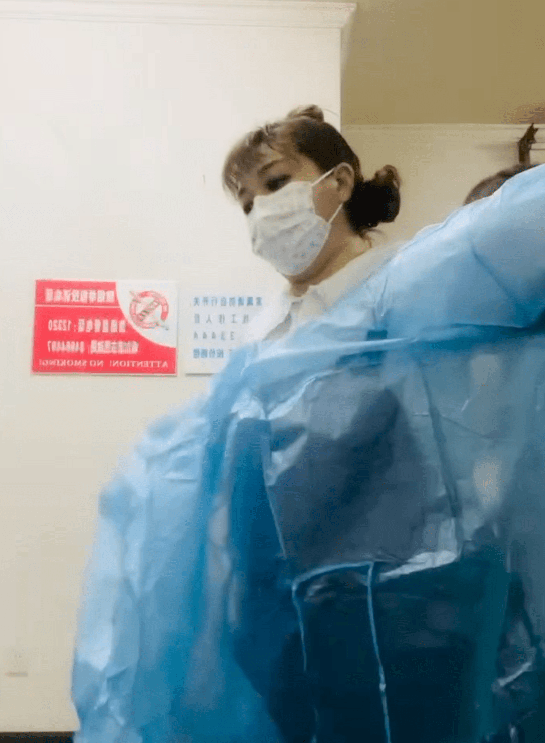 给尸体化妆的女人