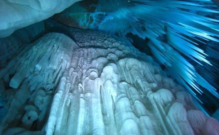 山西的万年冰洞，历时300万年，是我国含冰量最多的冰洞