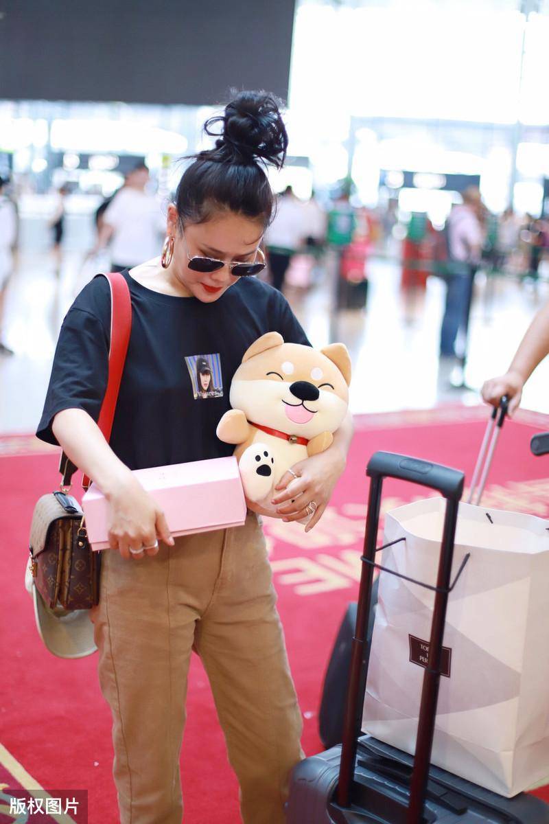 袁娅维难得素颜,粉色卫衣配军绿色leggings,气质俨然如少女_个性_欧美