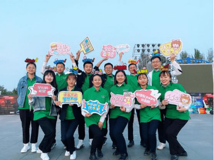 员工们陆续集合,新城控股集团宝鸡吾悦广场行政部提前准备了手举牌