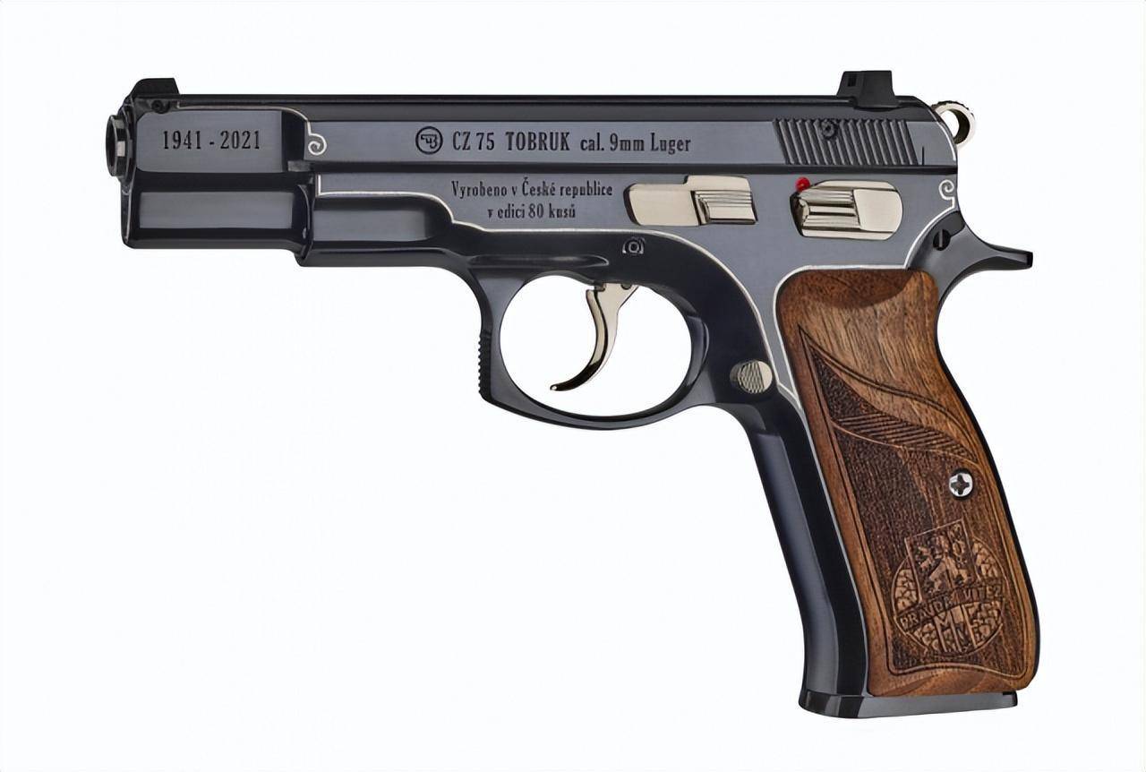 cz 75 tobruk 是以全钢制成的cz75b为基础设计的,全身高度抛光,滑套