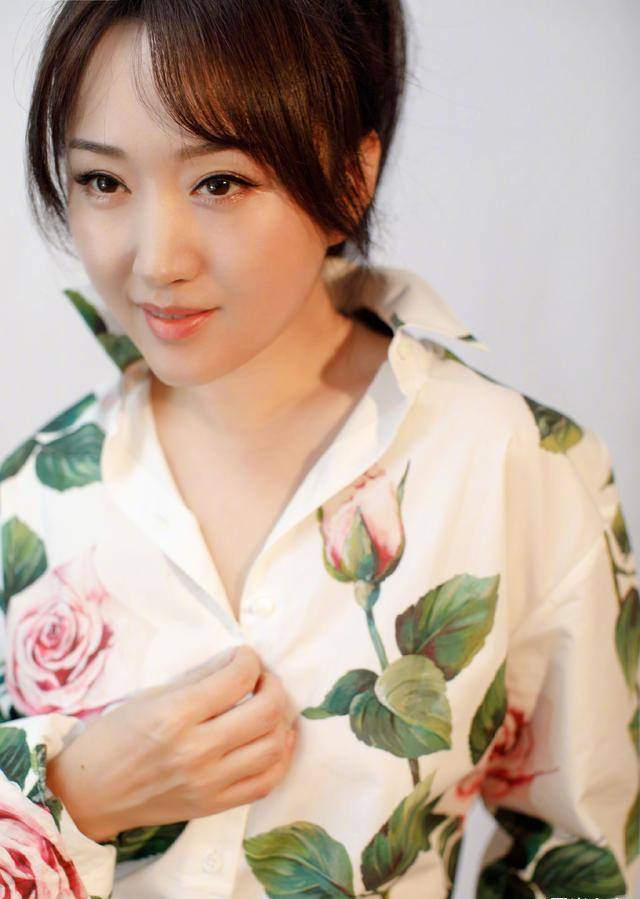 杨钰莹发福后秀蜜桃臀!