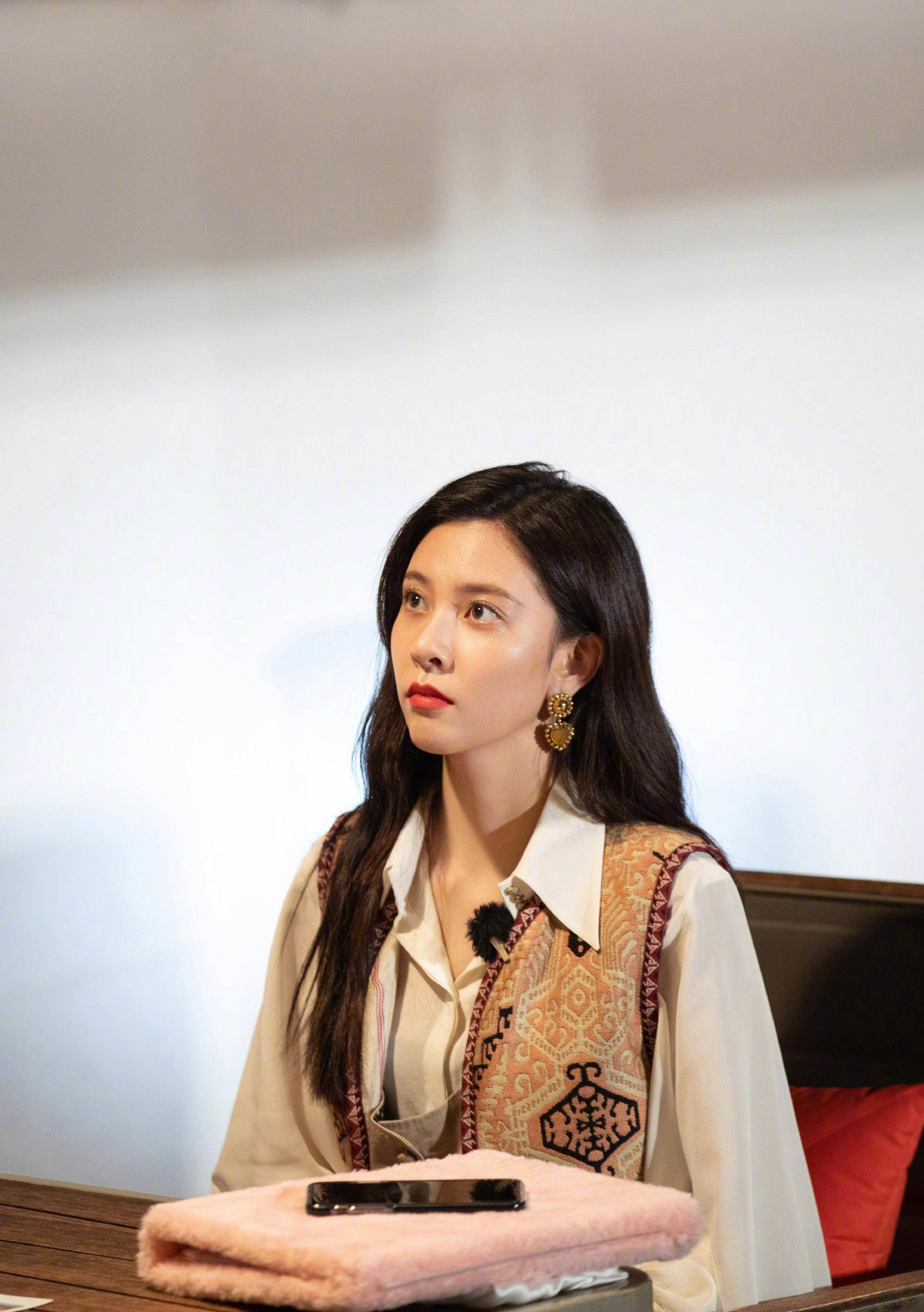 宋妍霏事业虽不温不火,颜值衣品却在线,引无数女生竞相模仿_造型_时尚