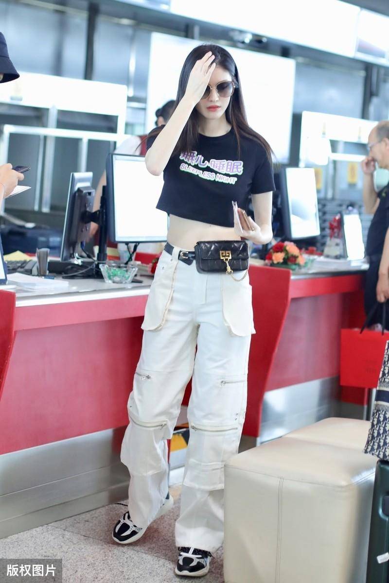 何穗好会穿,露脐装配工装裤秀精致腰线,文化衫展现可爱少女心_气息