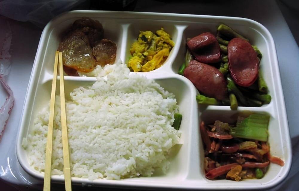 每次到了吃饭时间,都会看到一些乘务员推着餐车开始售卖盒饭