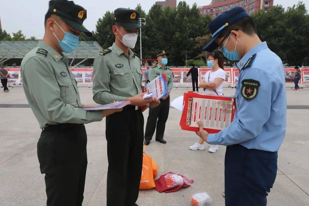 市委宣傳部,軍分區政治工作處聯合印發400餘份國防教育知識宣講冊,在