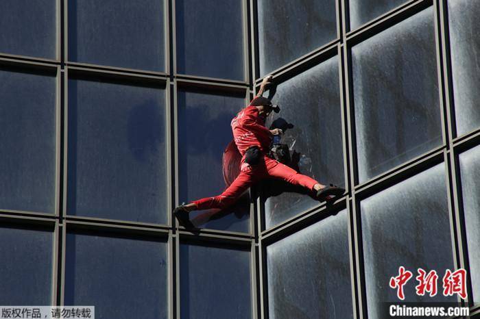 法国“蜘蛛人”爬上巴黎摩天大楼庆祝60岁生日