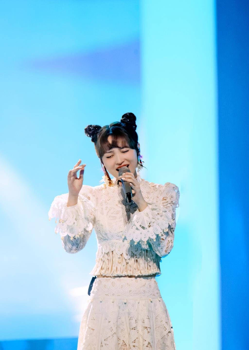 金莎绑哪吒头太美了,穿复古白色时尚裙,一点没有37岁的样子_齐刘海