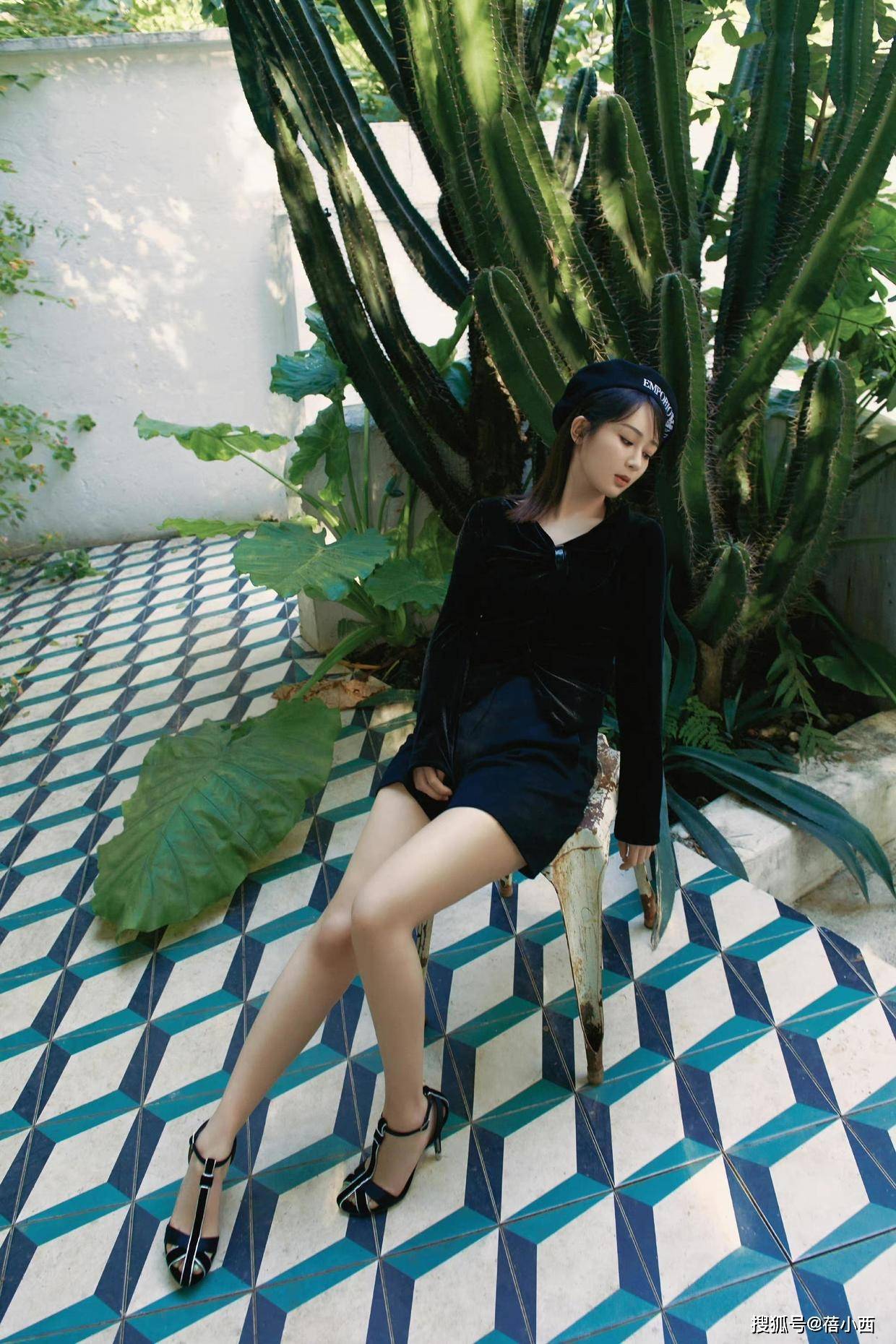 杨紫的品味又变好了,穿黑白色拼接长裙尽显优雅气质,身材真好