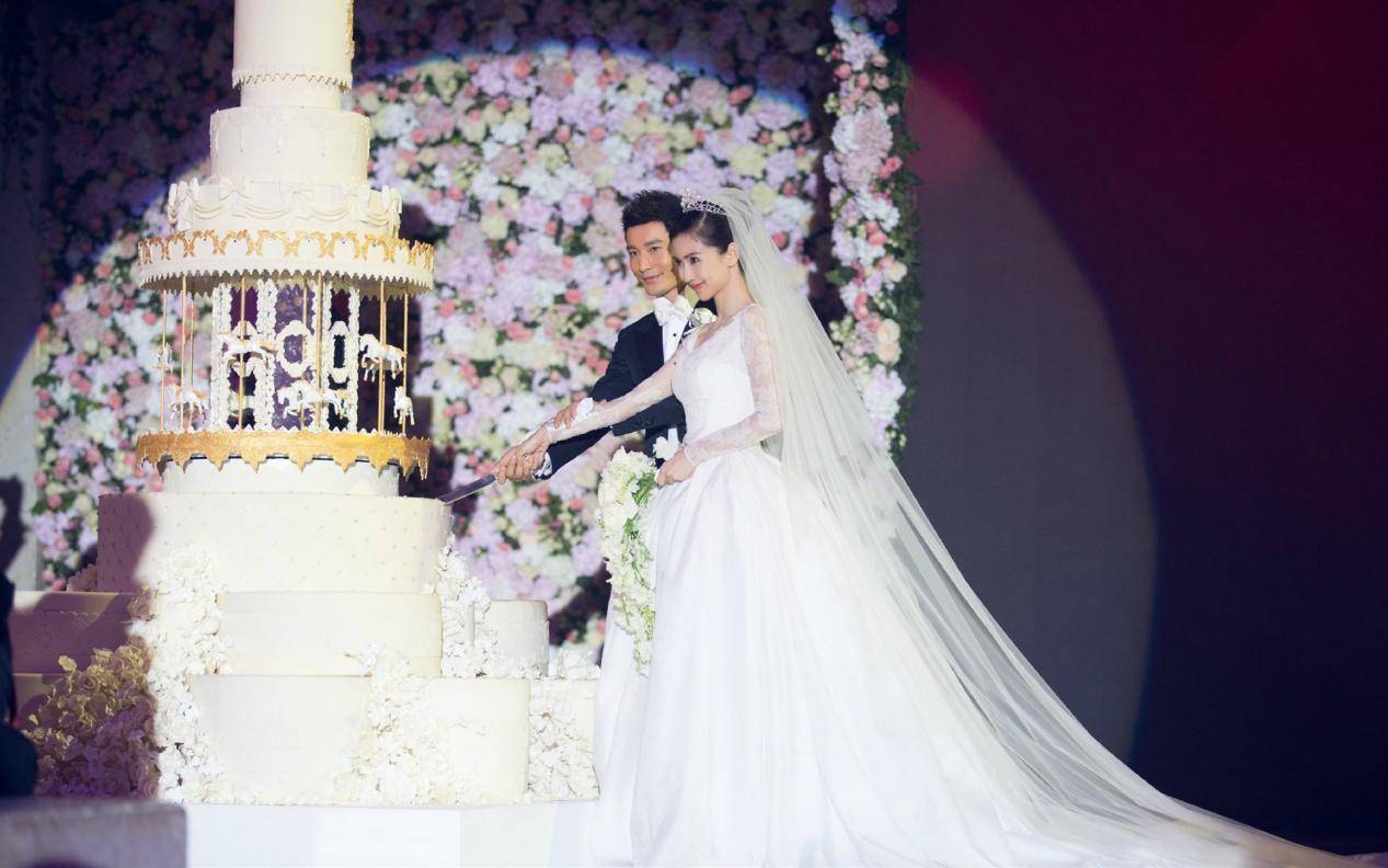 郑恺和老婆在船上相望,杨颖在旁一脸姨母笑,眼神中的羡慕藏不住_cp