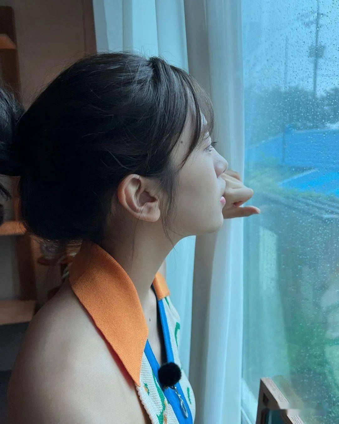 侧颜和圆润的肩部曲线,或是站在楼梯前以手托住下巴,安宥真以多种姿势