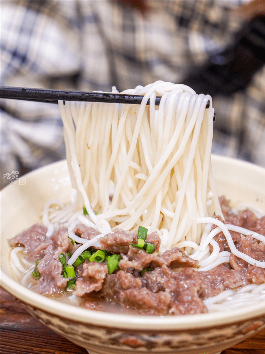 呲溜呲溜一大碗爽口牛滑粉干,来勺热腾腾汤头嗦口滑韧粉干,没有过多的