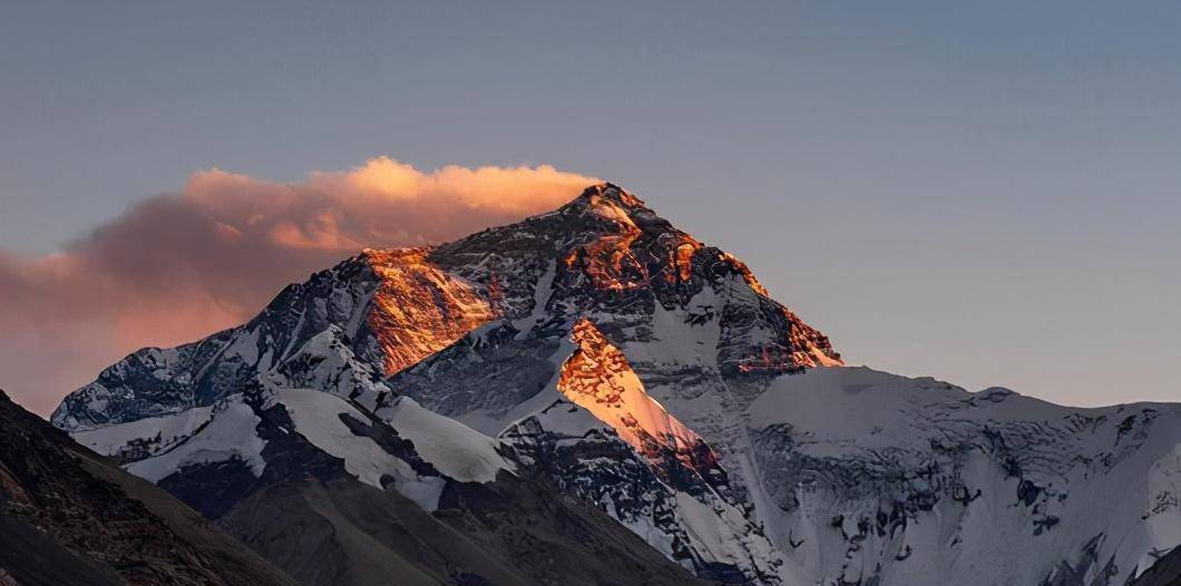 珠穆朗玛峰上，存在了25年的“绿靴子”，为何至今无人掩埋？