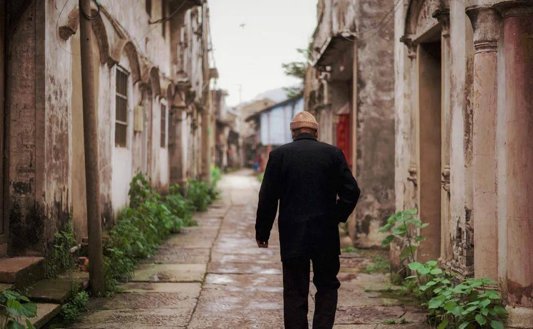 看了那个趴在浦东机场地上的父亲,我才读懂朱自清的《背影》_朱鸿钧