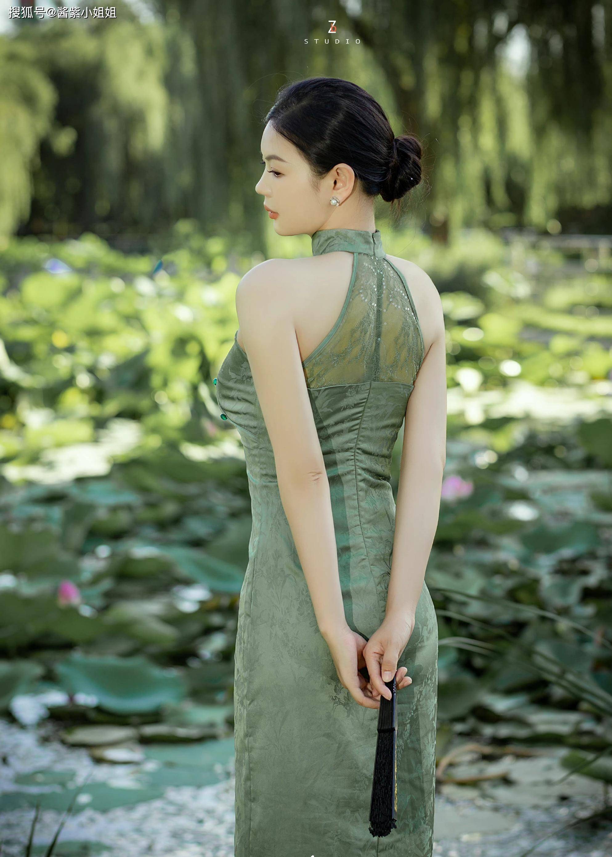 旗袍女神安晓雨晒绿色旗袍写真,出污泥而不染,高贵,优雅而性感_荷塘