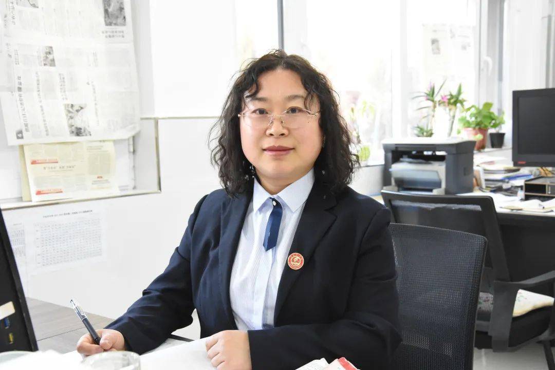 潘娟娟老师露美美笑靥桃李满园