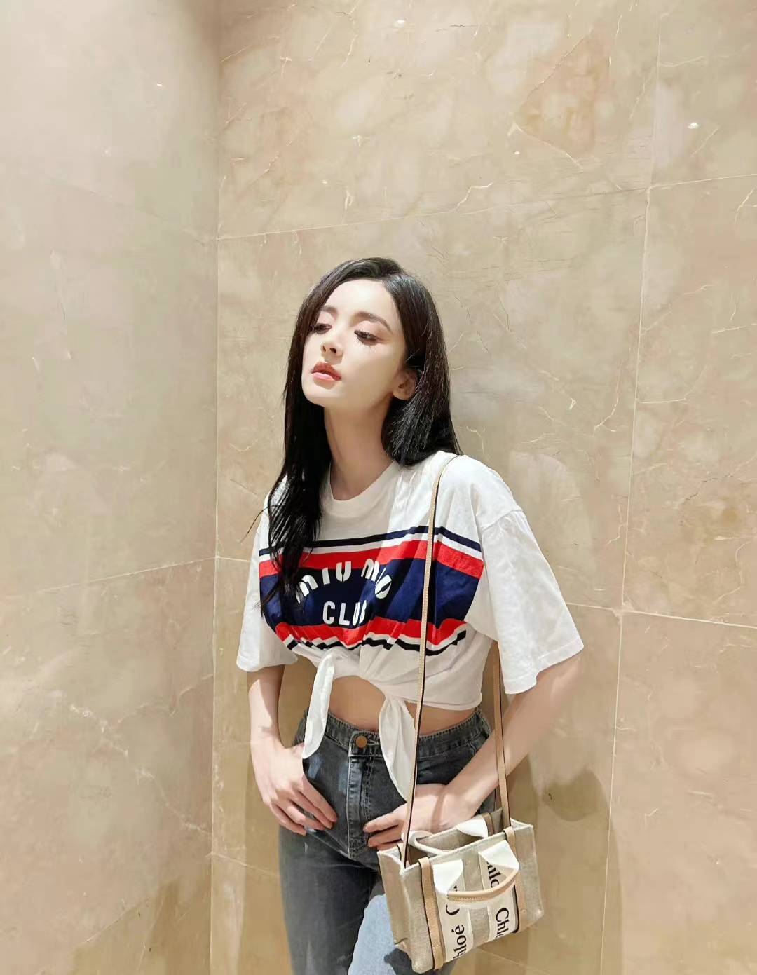 古力娜扎私服照释出,露腰白t配牛仔裤,显高显瘦又性感_t恤_白色_时尚