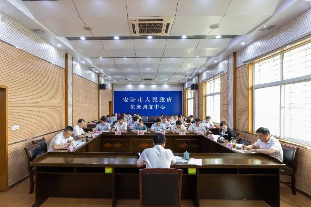 黄国威在安陆市政府九届五次党组