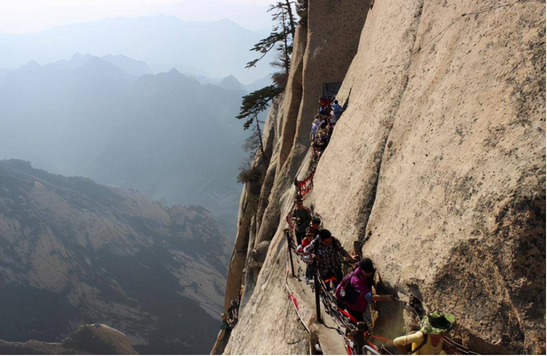 陕西一处险峻的楼梯，堪比华山攀岩陡峭，最难爬的地方将近90度