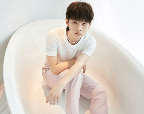 r1se为"曜为名"首唱会官宣,粉丝却在关注第一条微博,有点意思_网友