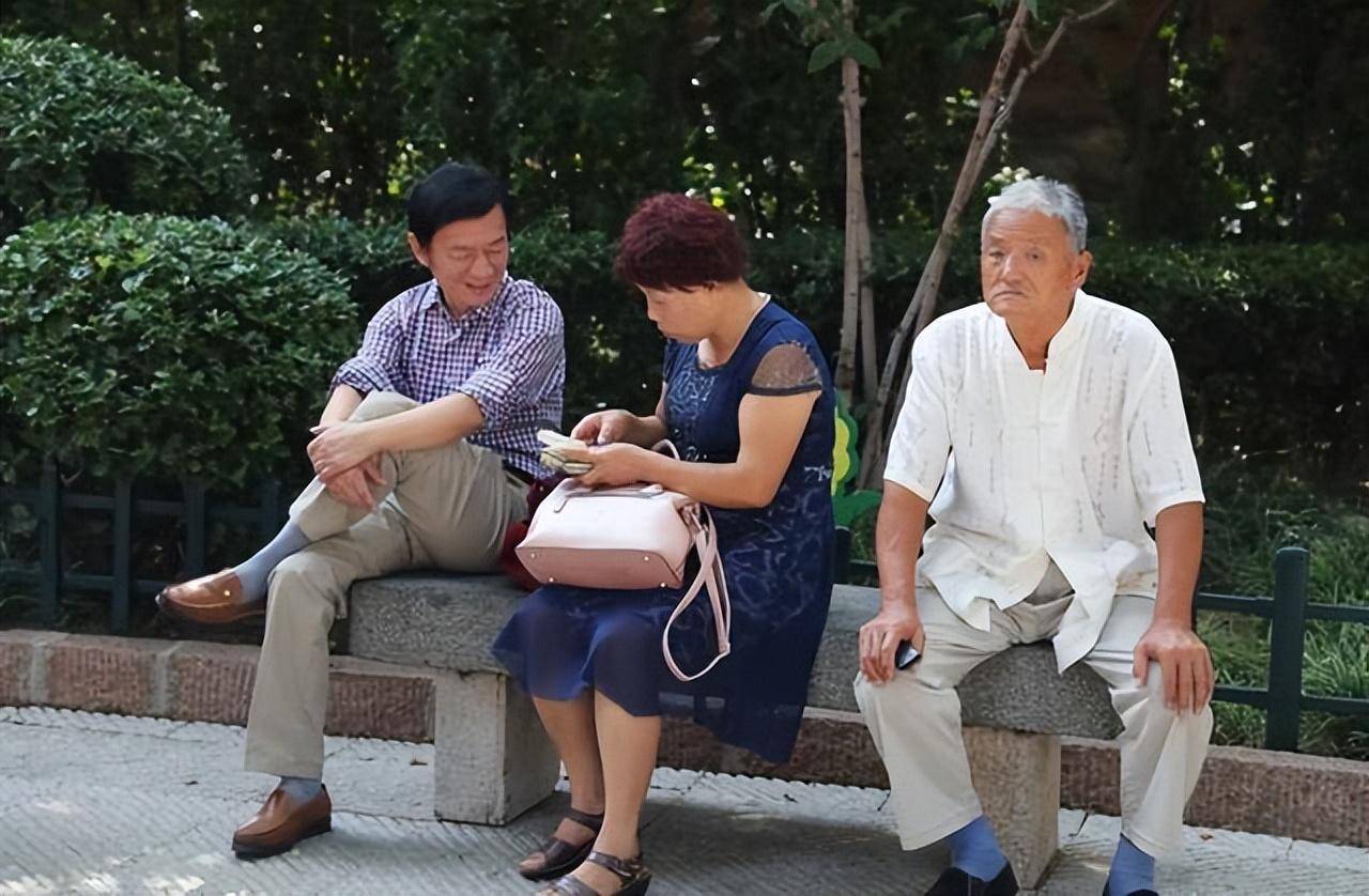 68岁大爷相亲,只想找年轻的,见面就直入主题,惨遭大妈怒怼!