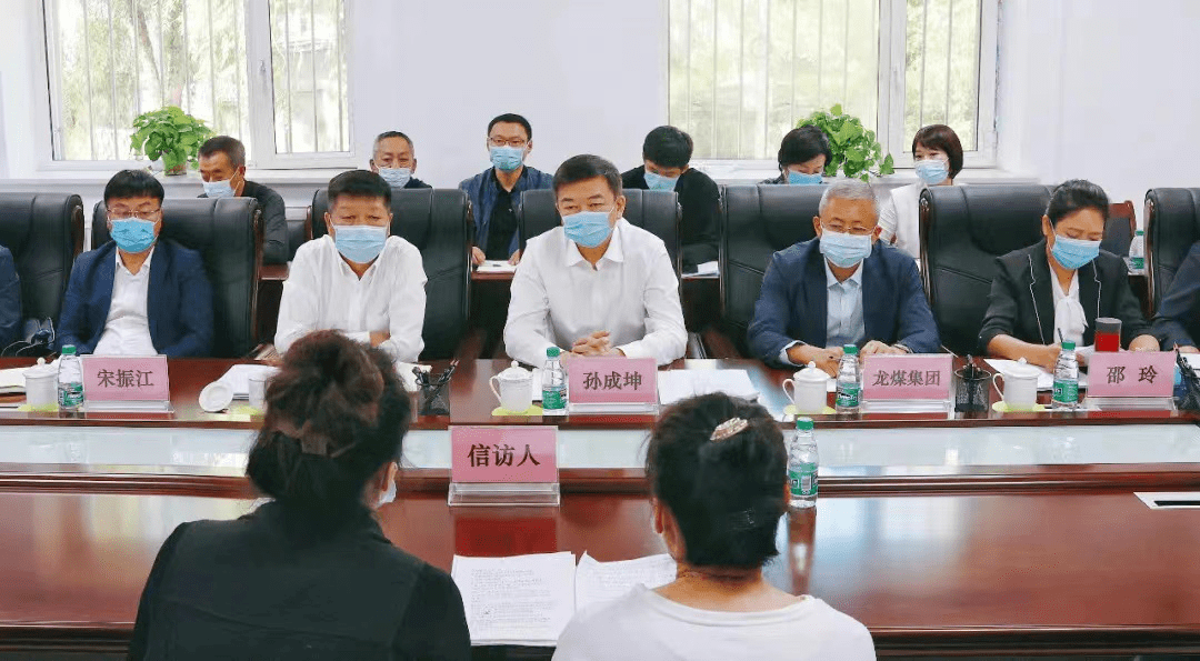 9月13日,鸡西市委常委,副市长张涛同志到市信访局值班,听取了责任单位