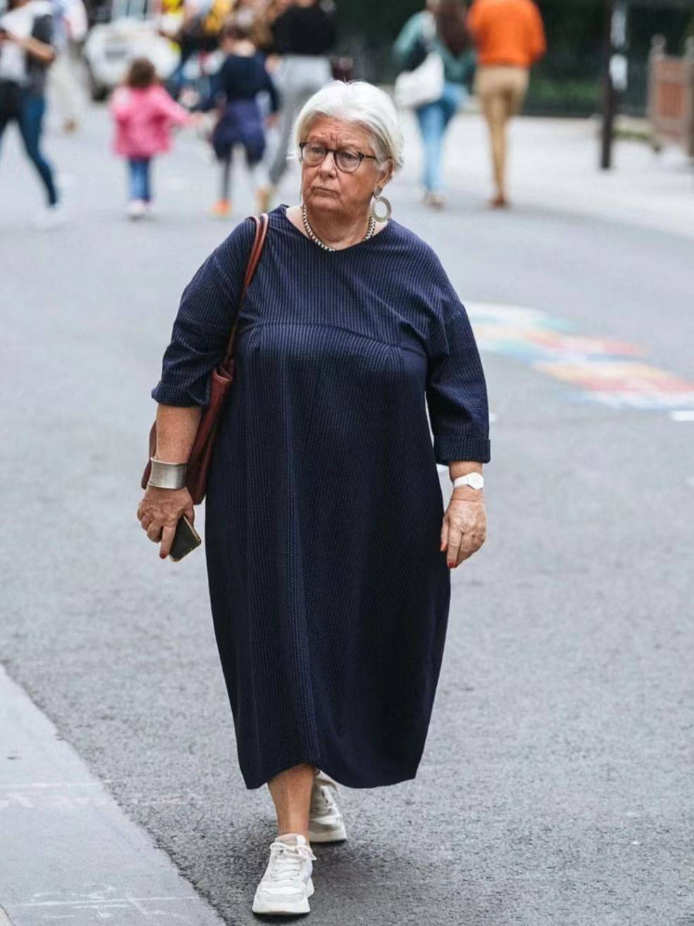 "老年人穿搭"还是巴黎大爷大妈强,不老气,不油腻,个个都精彩_时尚