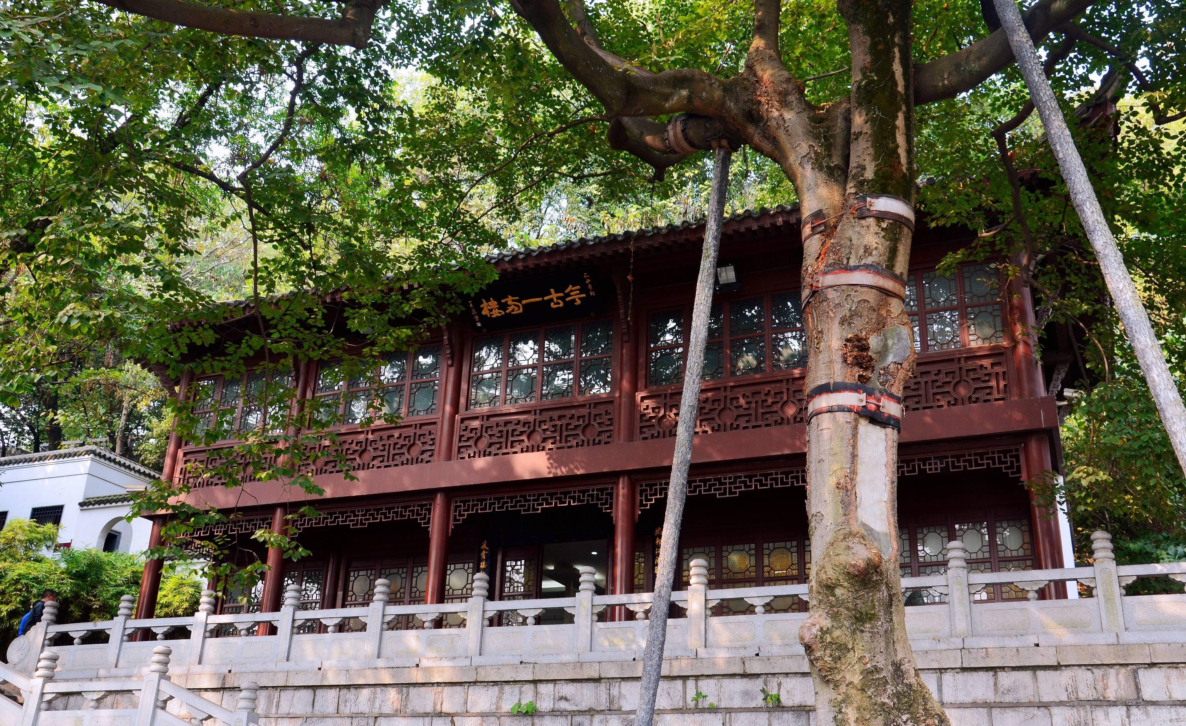 武汉有一座建于三国时的楼阁，历经30余次修建，现在成了江南名楼