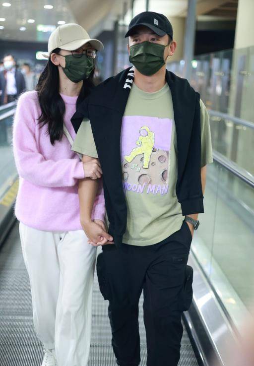 郑恺苗苗穿情侣装现身机场,贴心帮老婆拎包拿行李,挽手前行好甜_女儿