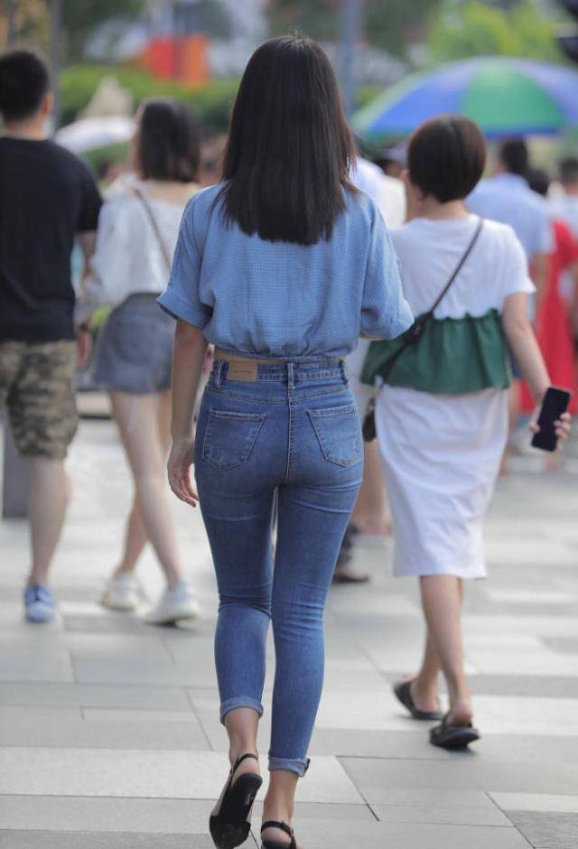 她选择了把后半部分的衣摆掖进牛仔裤里面,这样一来,整个背影就呈现出