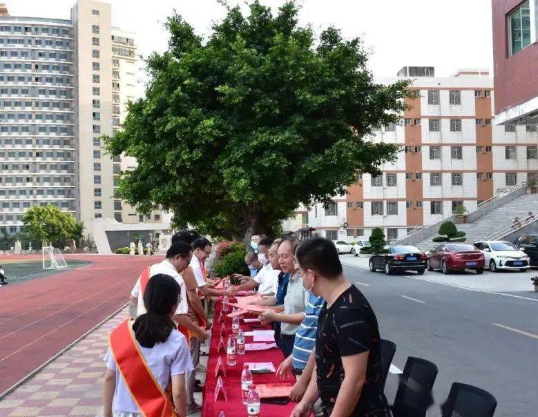 崇武镇一级主任科员林伟平,崇武海防所副教导员,崇武中学法治副校长游