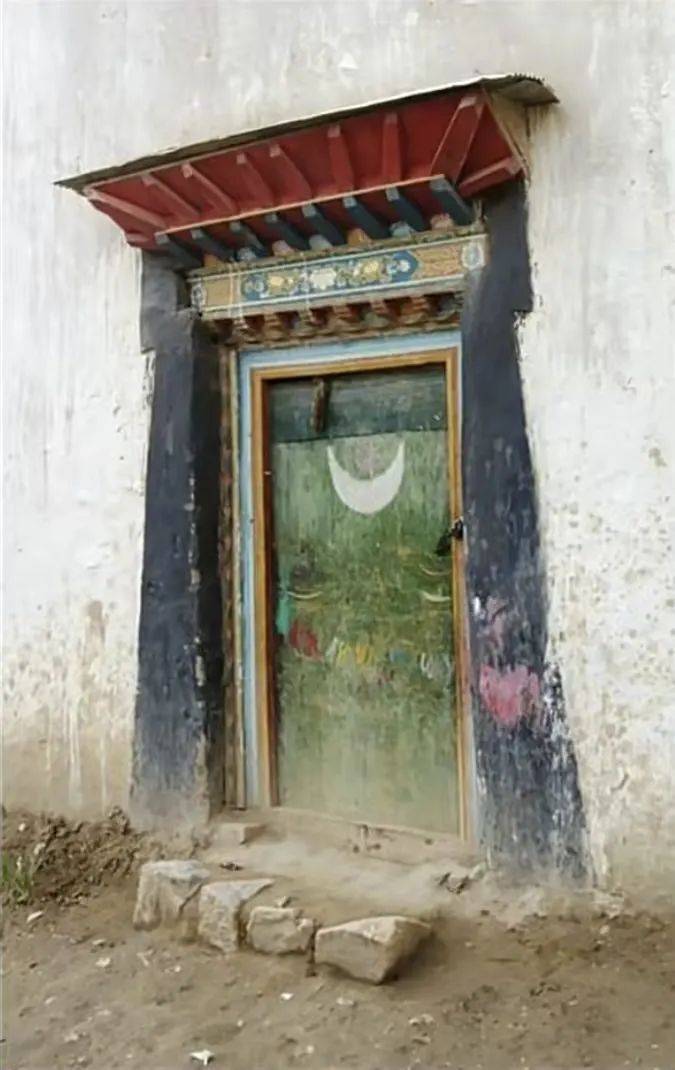 门楣连着斗拱,斗拱多用蓝,红,绿3色彩绘,门楣上印烫金符咒.