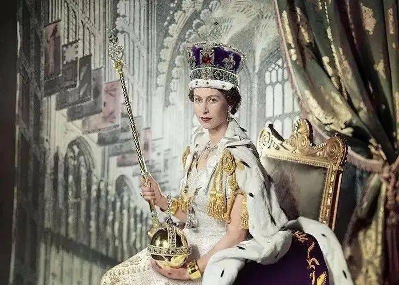 伊丽莎白二世就手持这个权杖在威斯敏斯特教堂加冕成为英国女王03项链