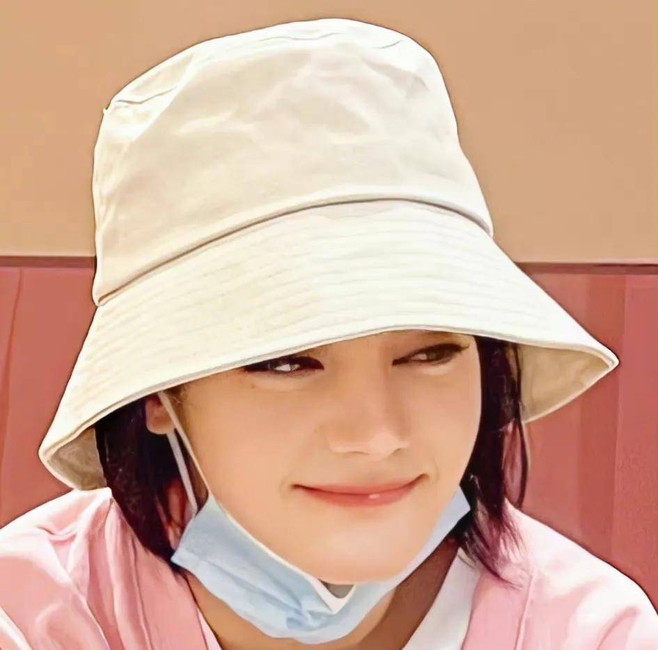 迪丽热巴粉色马甲套装搞怪沙雕,盘点一系列沙雕举动太可爱_美女_动作