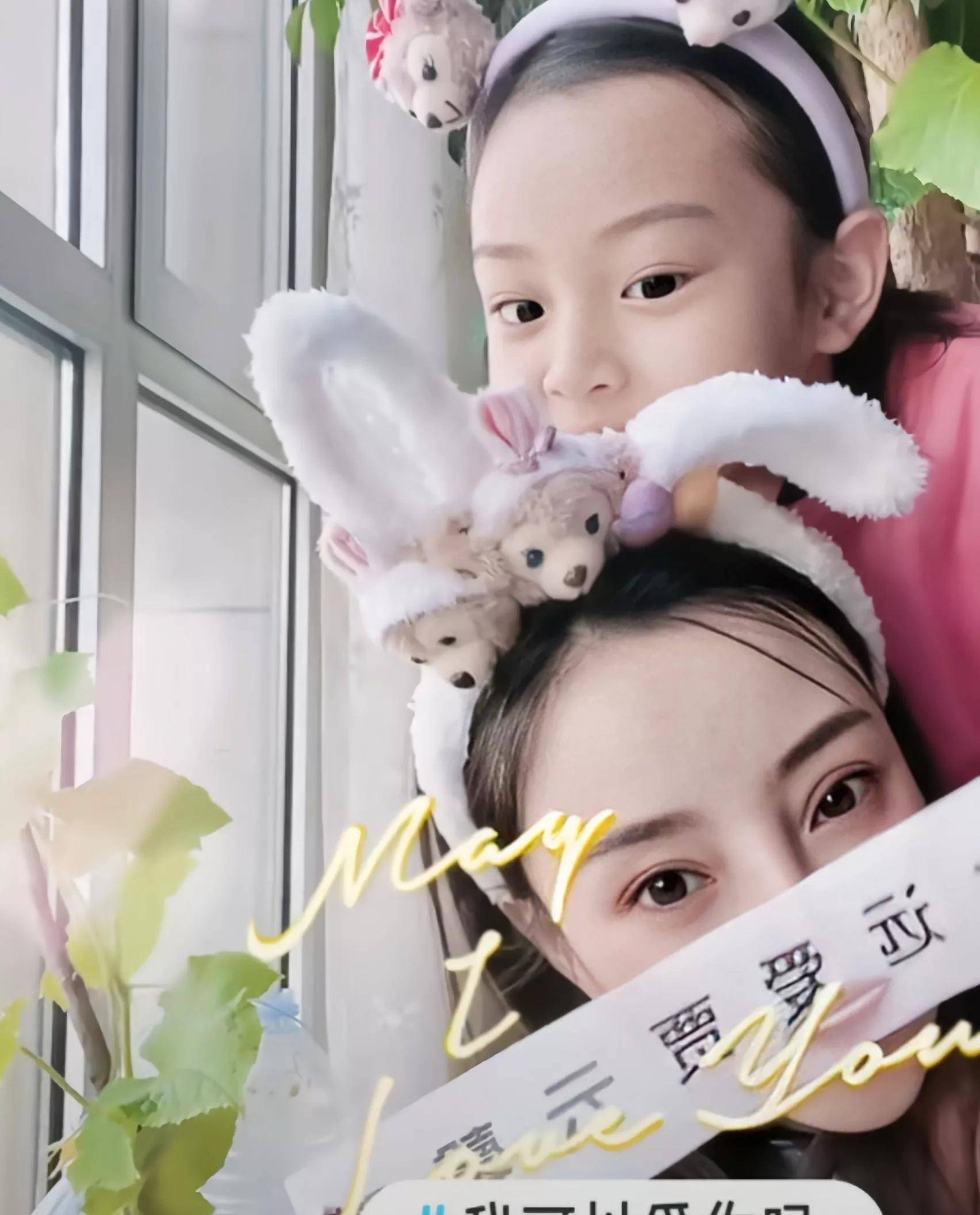 李小璐表白小甜心:永远爱贾云馨.此举也间接的打破了甜馨改名的传闻.